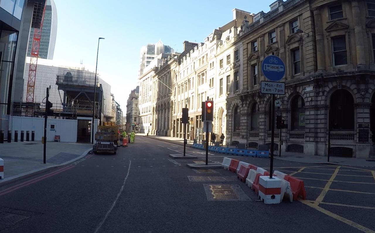 Bishopsgate southbound bus gate at Threadneedle Street | Knowledge ...